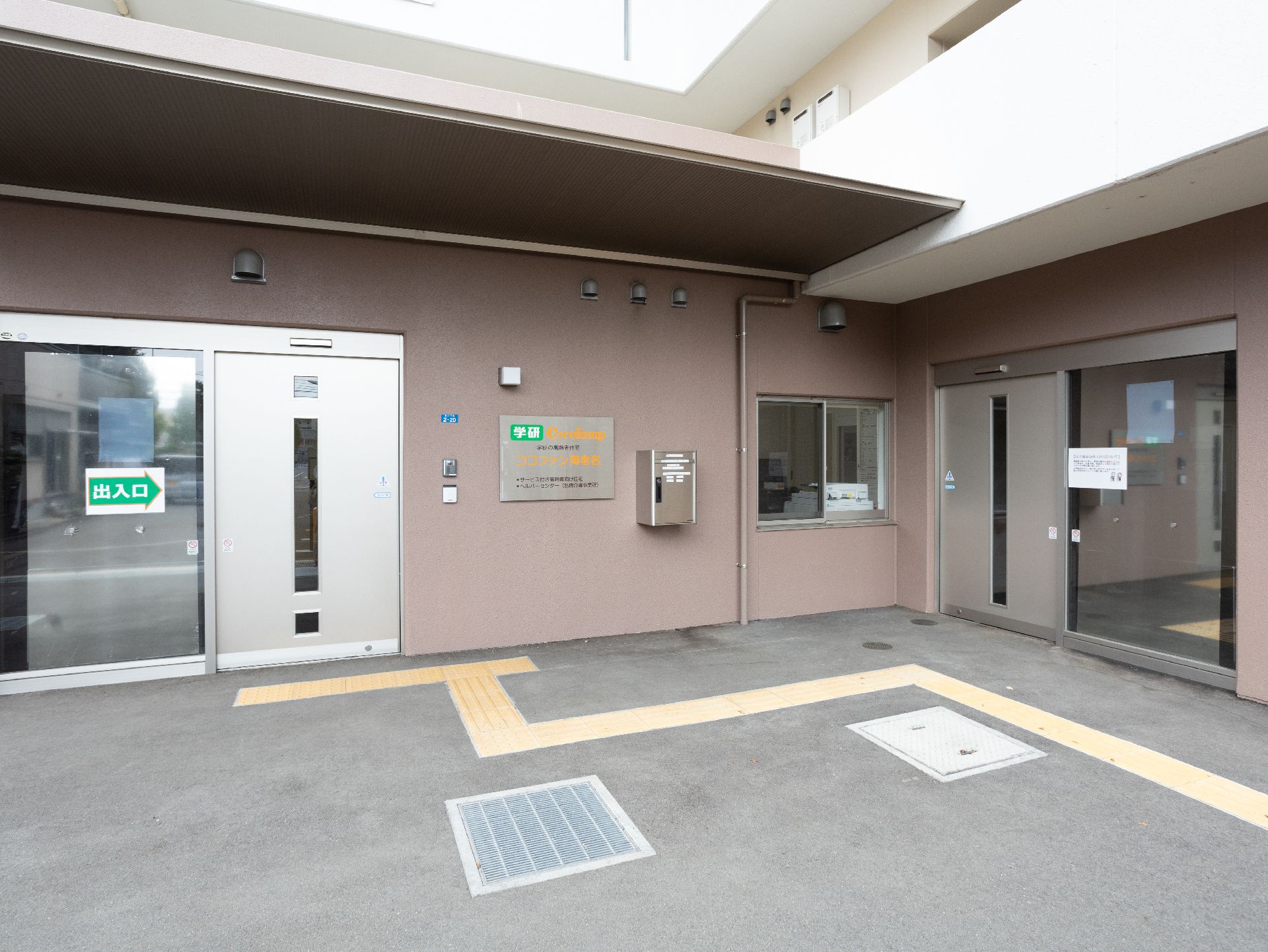 前を指差す高齢女性と笑顔で付き添う女性ヘルパー