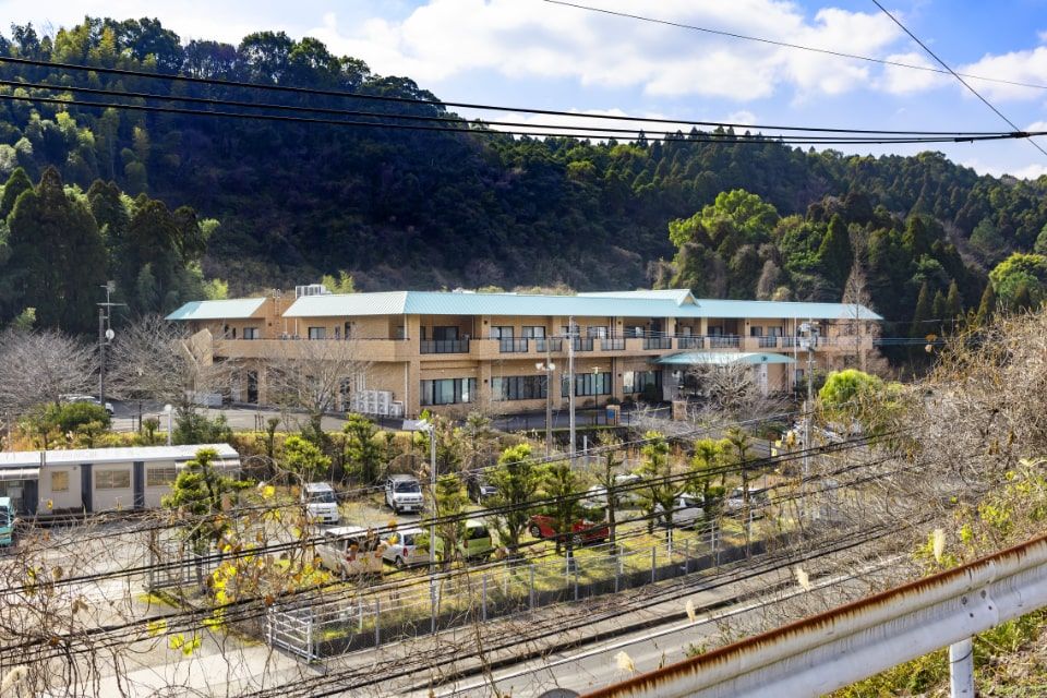 緑に囲まれた建物