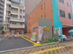 都市の交差点と周辺の建物