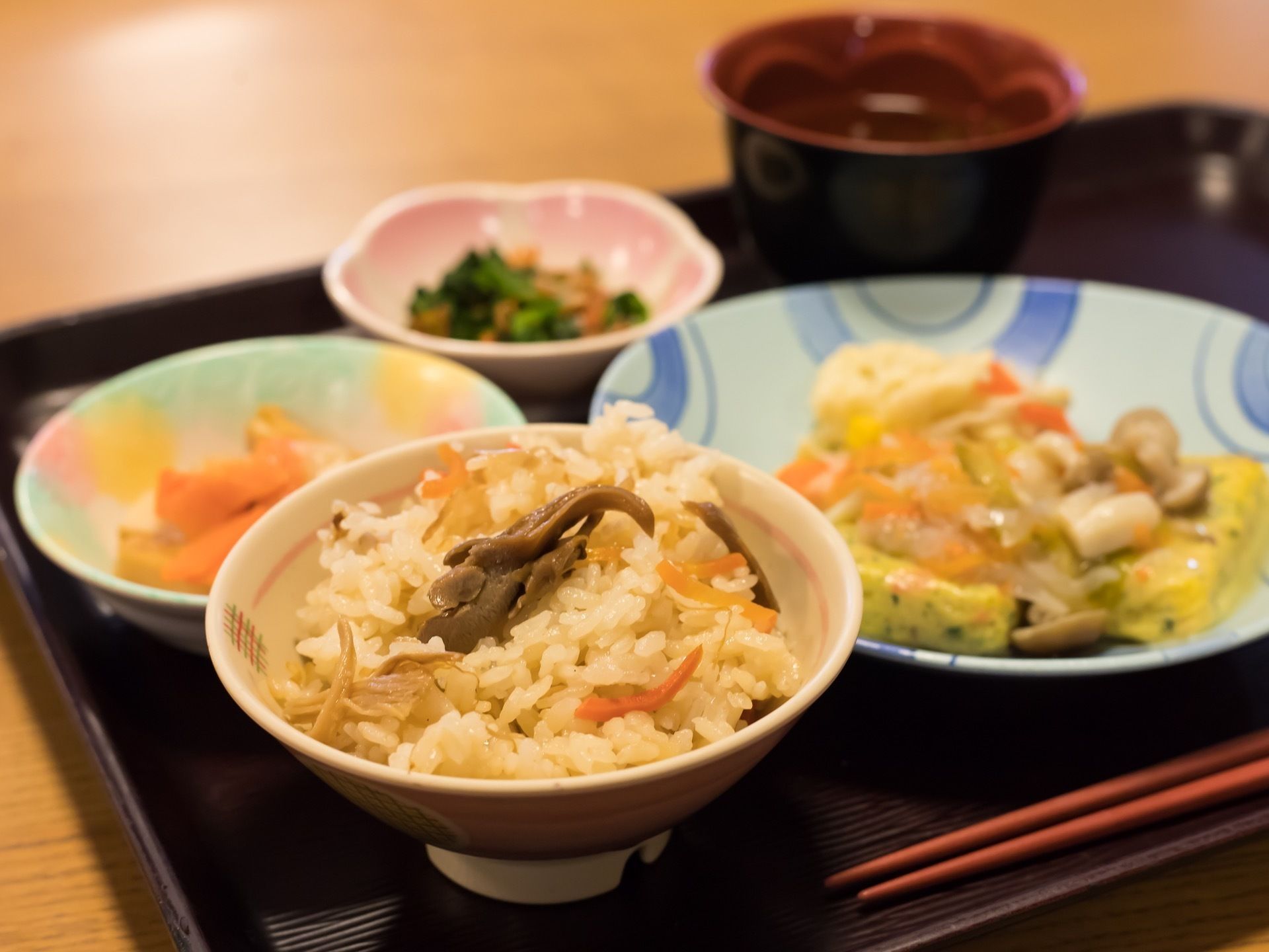 バランスの取れた食事で、入居者様の毎日の生活を支えている。見た目にも食欲をそそる色合いを心がけた献立である。