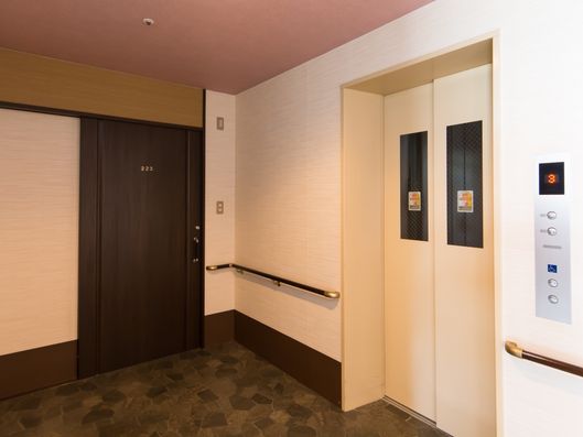 エレベーター前