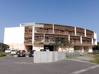 広々とした施設の外観