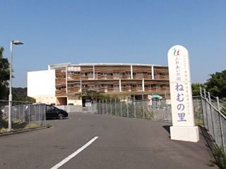 ゆったりとした施設の外観