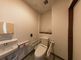 バリアフリー設計のトイレ空間