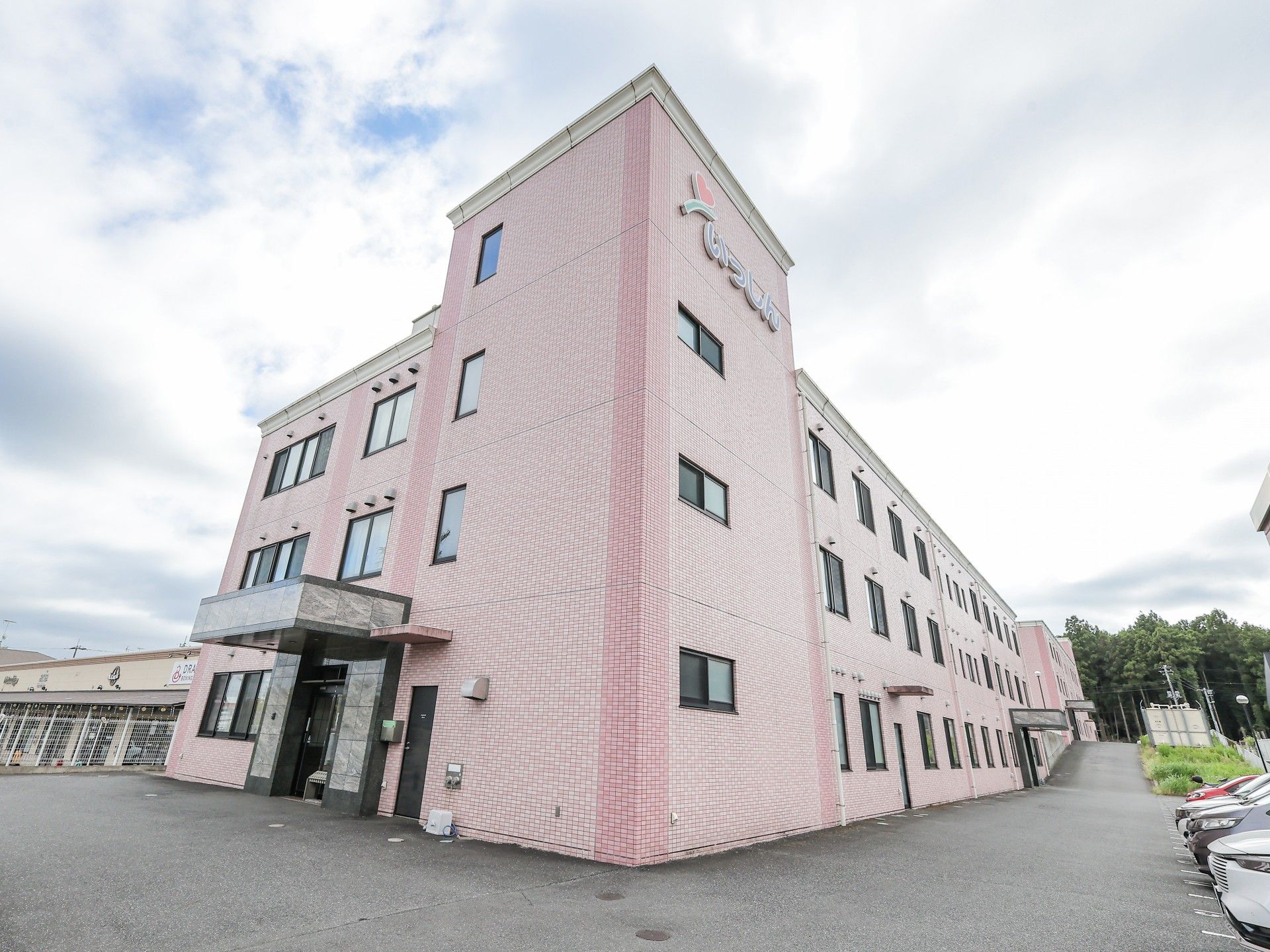 ピンクの建物外観