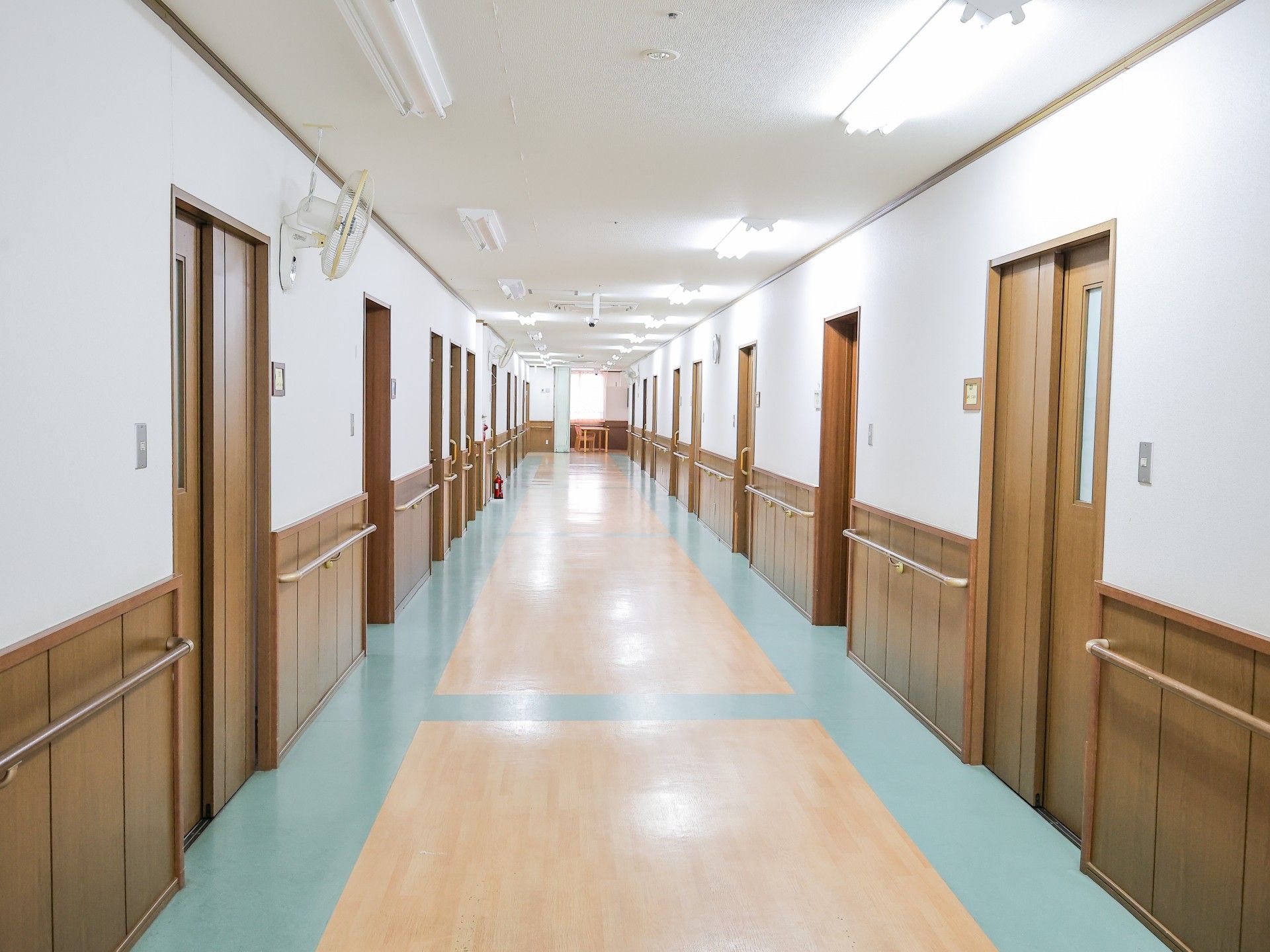 明るく広々とした廊下