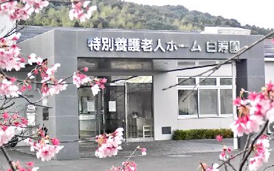 桜が咲くエントランス