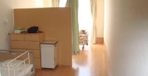 明るい個室の一角