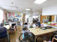 介護施設の居間と廊下の風景