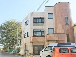 鉄骨造３階建ての建物の外観。グループホーム花物語あつぎ南の写真