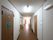 ２階の廊下の様子である。通路の左手中央に、トイレと洗面台が設置されている。右手中央には、消火器が置かれている。