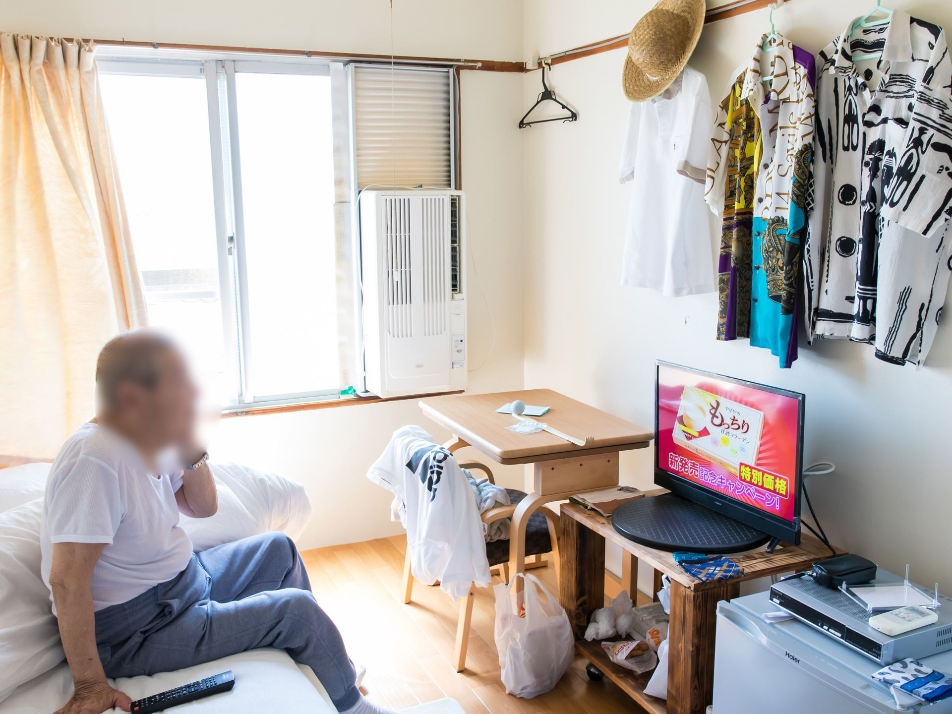 居室は窓から陽射しが差し込むスペースになっている。テレビが設置されており、ゆっくり楽しむことができる。