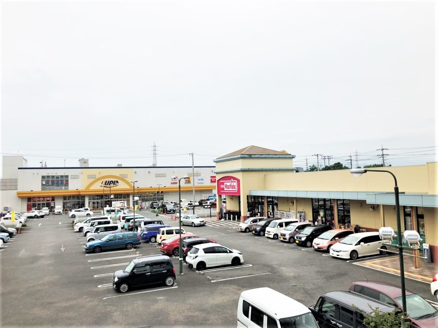 駐車場が広く、たくさんの車が止まっているショッピングモール。
