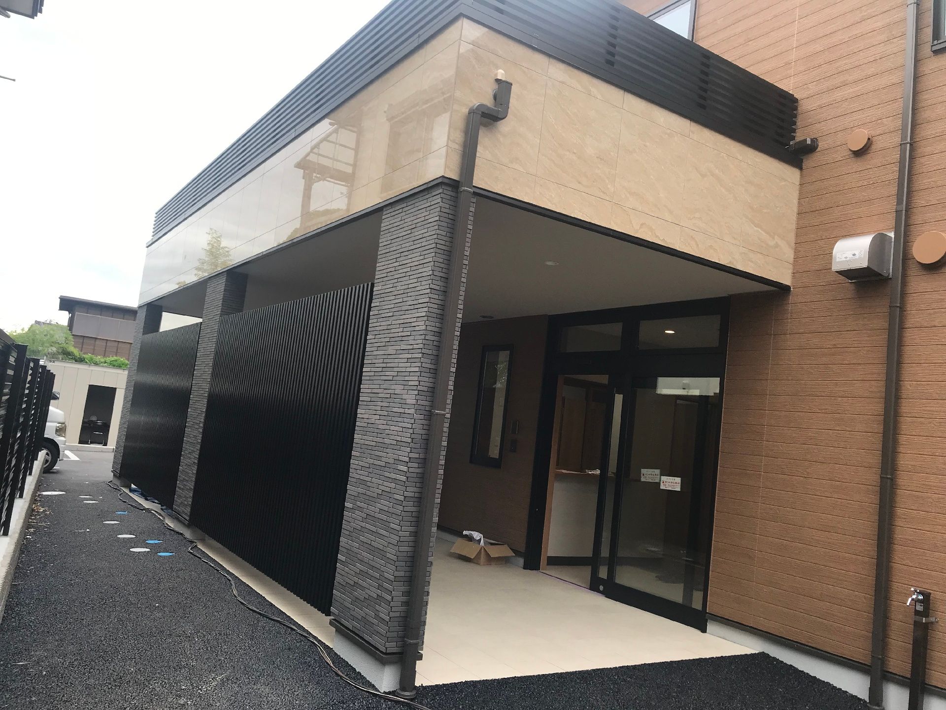 敷地内を公示している様子。雨除け用のひさしがついた施設のエントランス部分が写っている