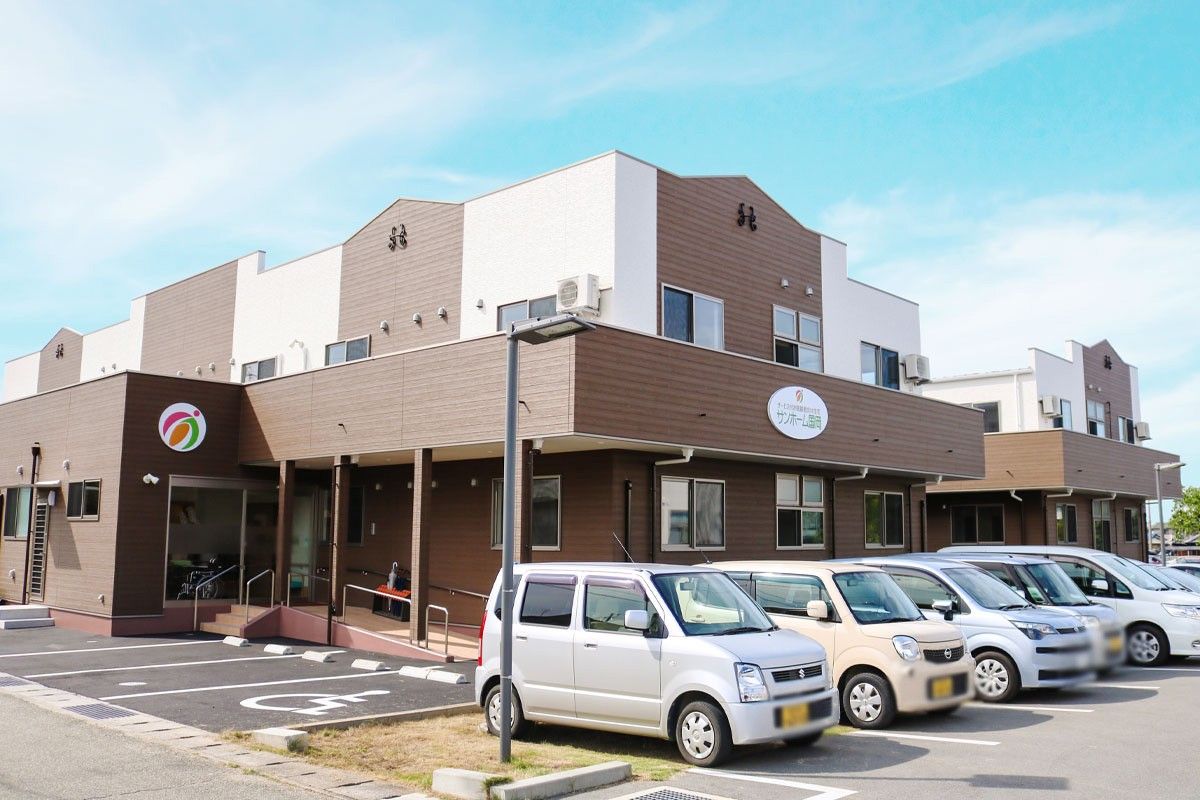 駐車場のある建物外観