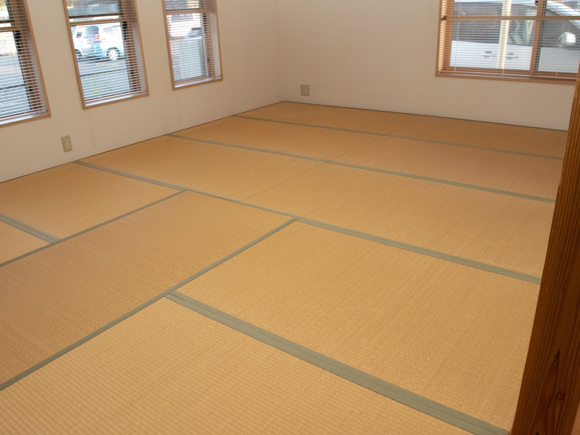 施設1階の角部屋に談話室が設けられている。畳が敷かれた和室になっており、広くスペースが確保されている。