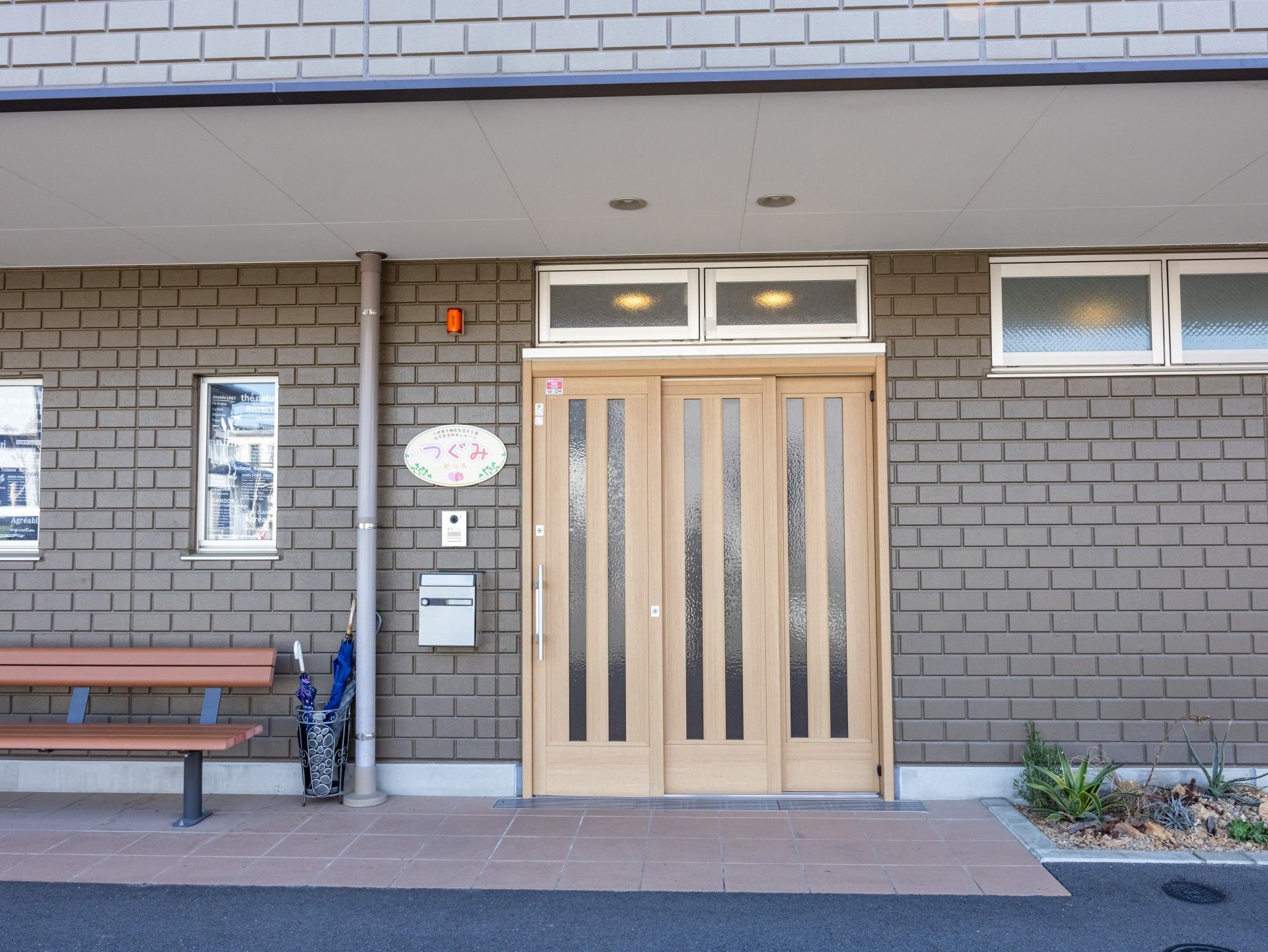 明るい入口の建物