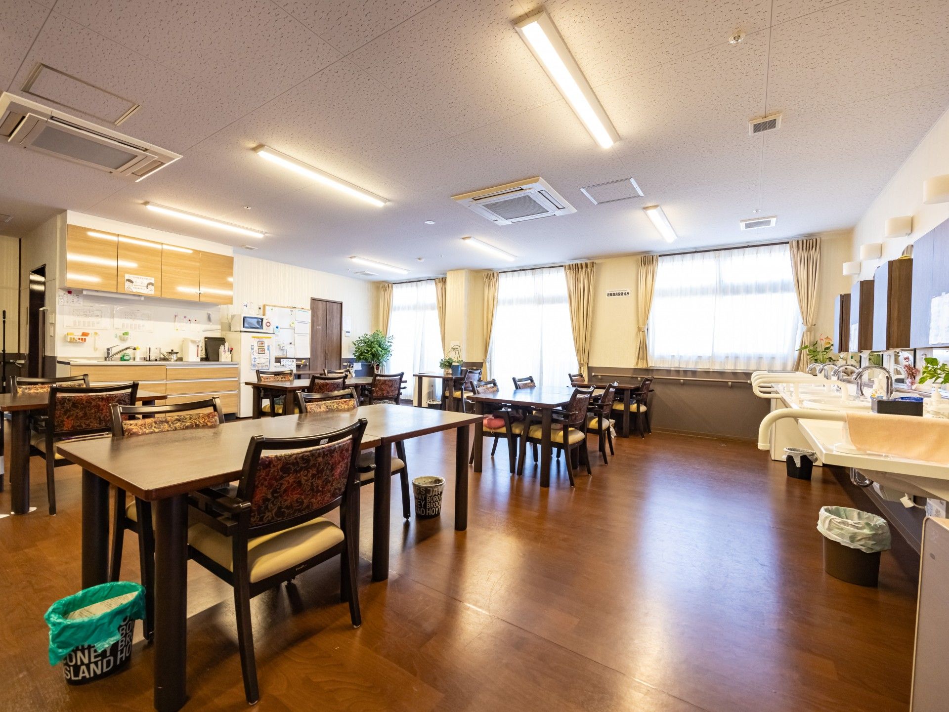 広々とした共有ダイニング