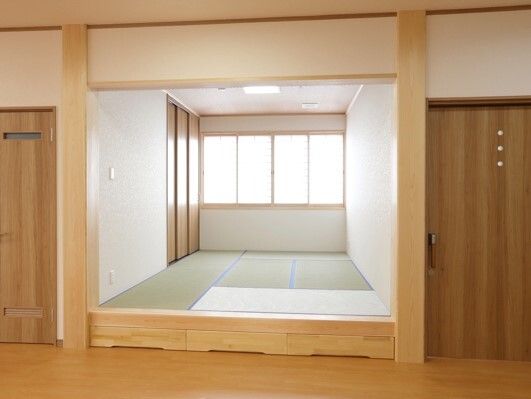 本格的な畳が敷かれた和室は小上がりとなっていて、大きな窓が付いている。収納スペースもある。
