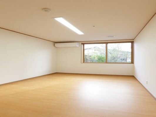 シンプルなフローリングの部屋には家具や家電はなく、大きな窓が付いていて、カーテンはない。