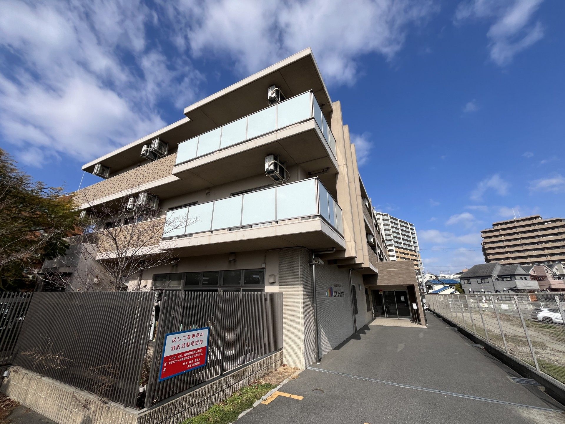 施設外観。大きな看板がつけられているので、施設の場所が見つけやすい。