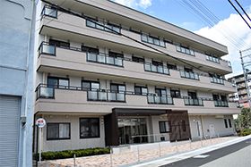 落ち着いた外観の建物