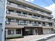 落ち着いた外観の建物