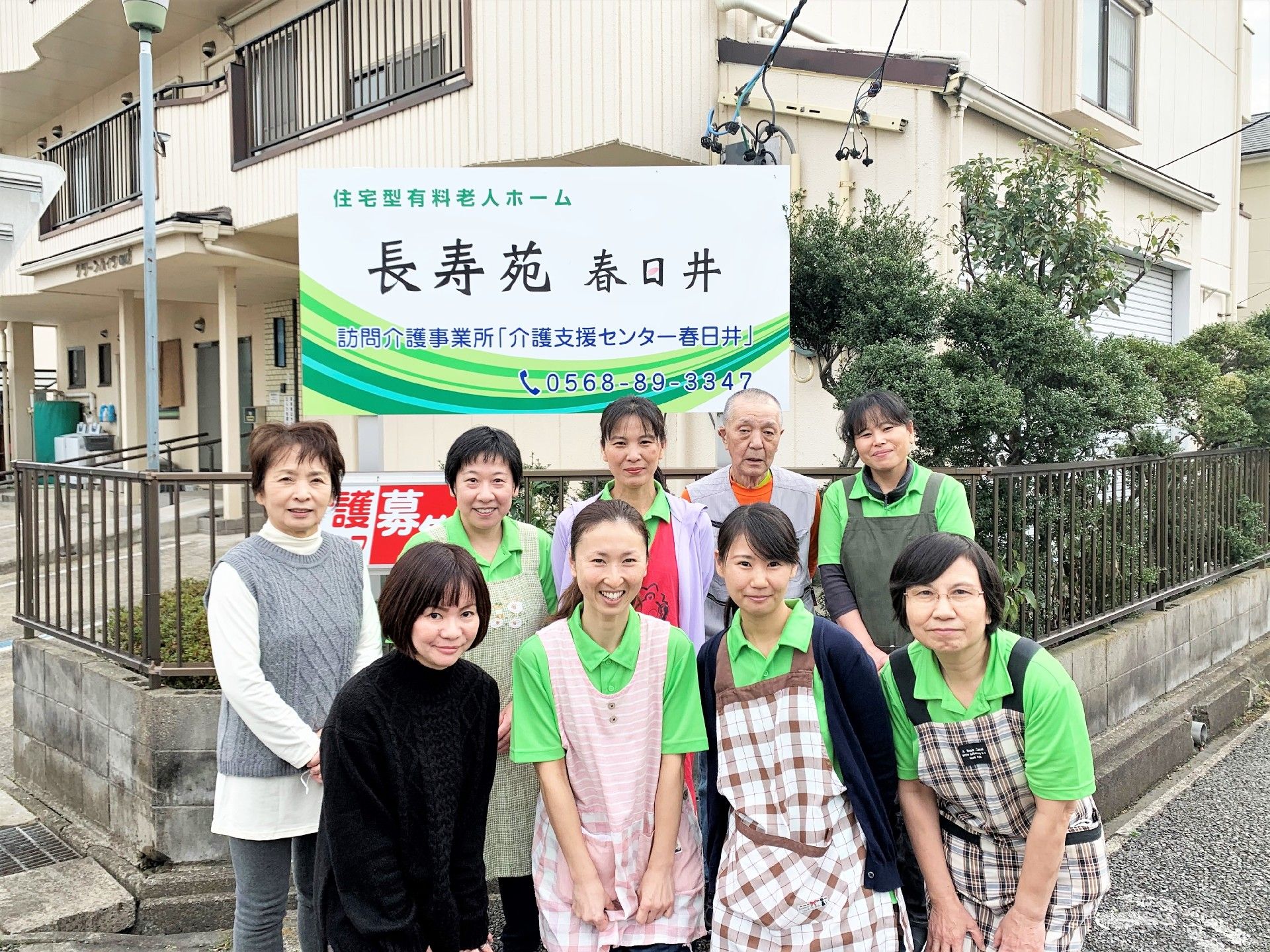 一人用のソファに座ってこちらを向いて微笑む男性。リラックスしている様子