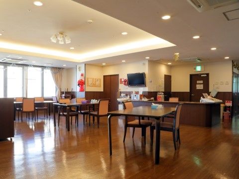 「グラード浄心」の食堂。天井が高く開放感のあるスペース。