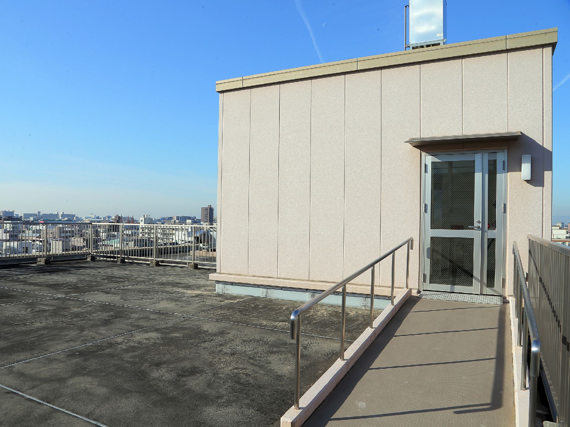 施設には外の景色を見渡せる屋上がある。外周には金属製のフェンスが設置され、安全性に配慮されている。通路に手すりがある。