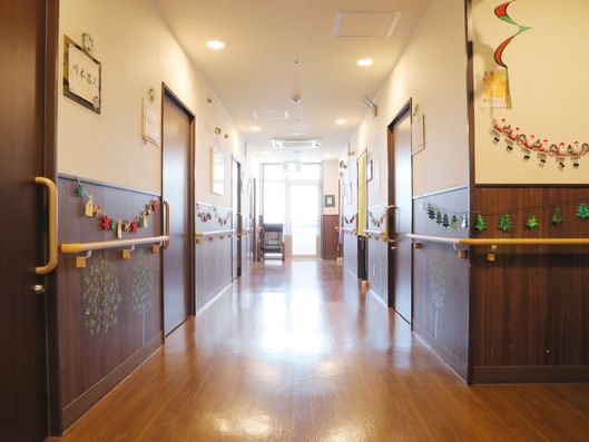 飾り付けがある廊下