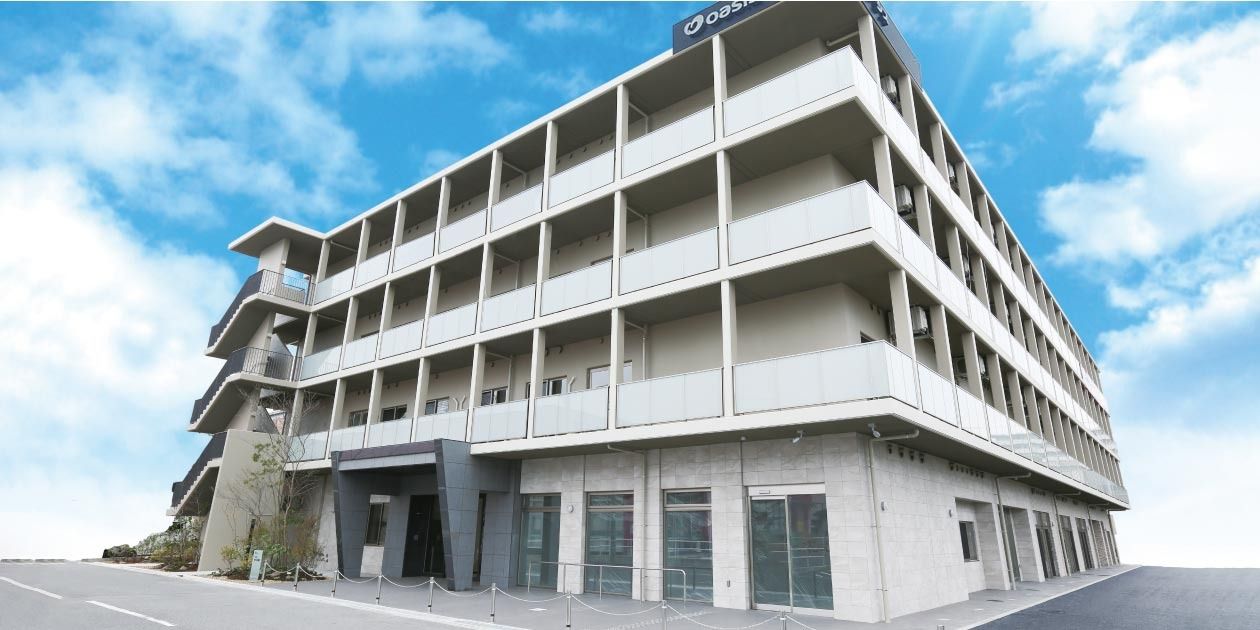 青空の下の建物外観