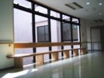 大きな窓のある廊下