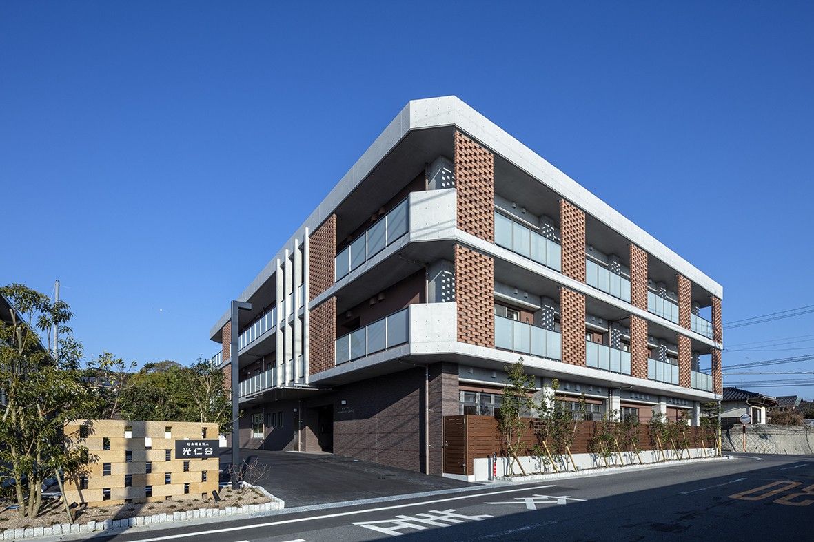 モダンなデザインの建物外観