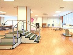 リハビリ用階段と広い室内