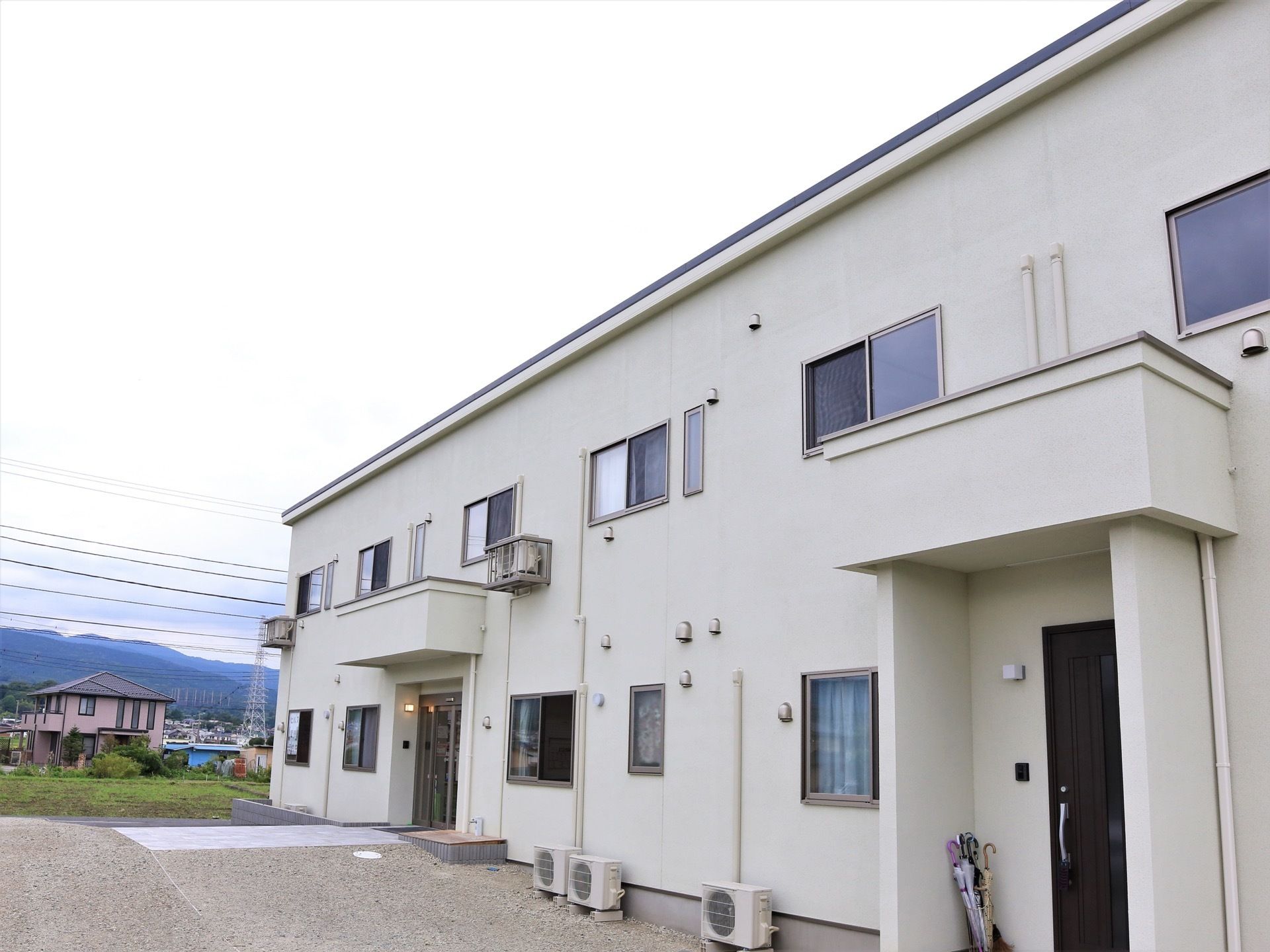 施設の外観は、白い外壁の２階建てである。屋根はフラットなボックス型の建物で、１階には玄関の他、もう一つ出入口の扉がある。