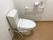 緊急コールと手すりがついているトイレの様子。施設内のトイレ設備