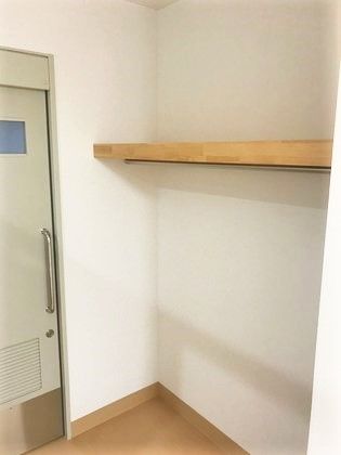 物置棚がある施設内の居室。引き戸仕様のドアが左側に写っている