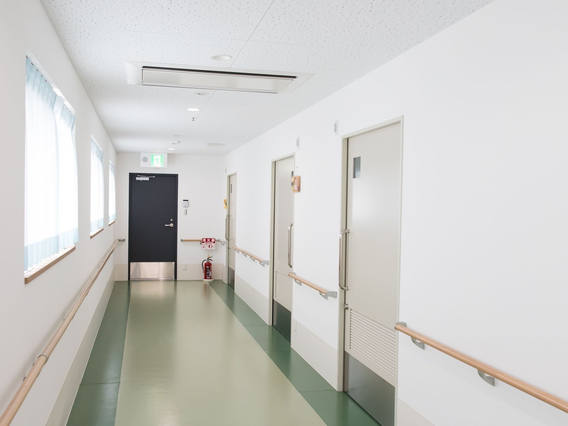 廊下は窓があり明るいスペースになっている。廊下の端に消火器が設置されており、緊急時に対する備えがある。