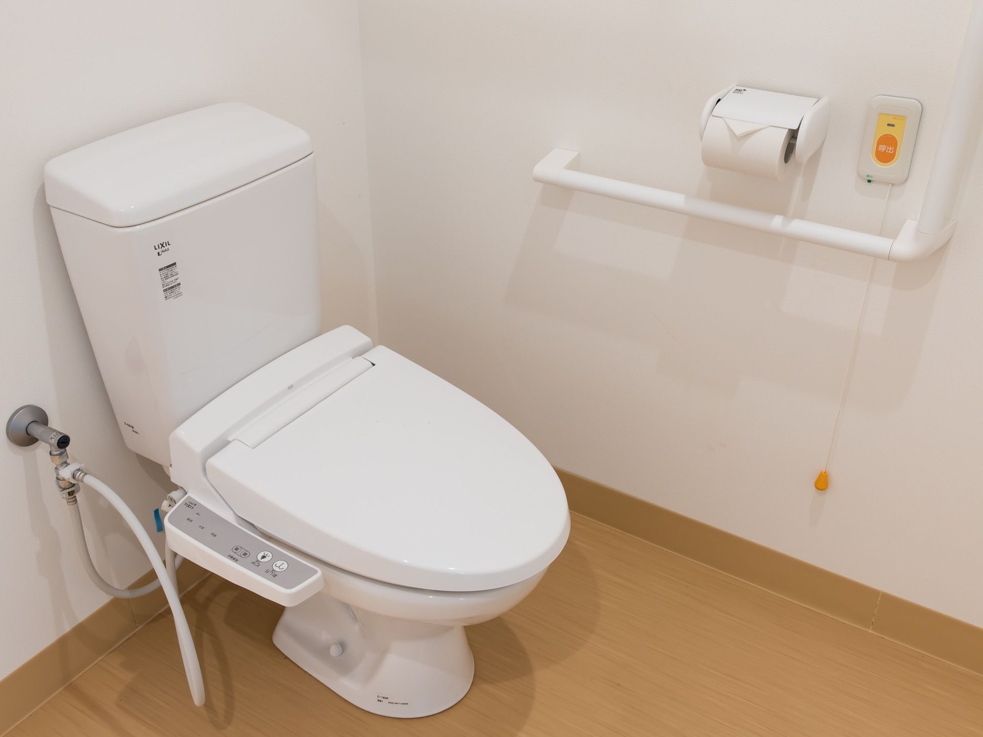 トイレは温水洗浄便座が採用されており、快適に使うことができる。壁には手すりがあり、L字型になっている。