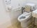 トイレは温水洗浄便座が採用されている。呼出しボタンが壁にあり、いざという時もすぐにスタッフに連絡をすることができる。