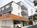 施設の周りは静かで高い建物がない環境である。木々が植えられており、自然に触れながら過ごすことができる。