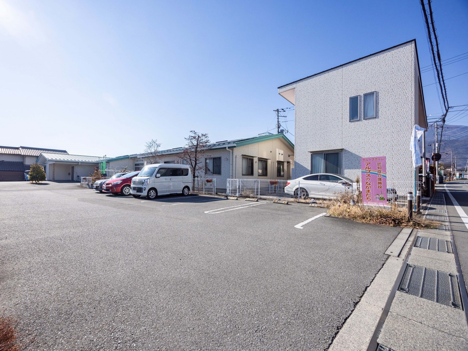 駐車場のある建物外観