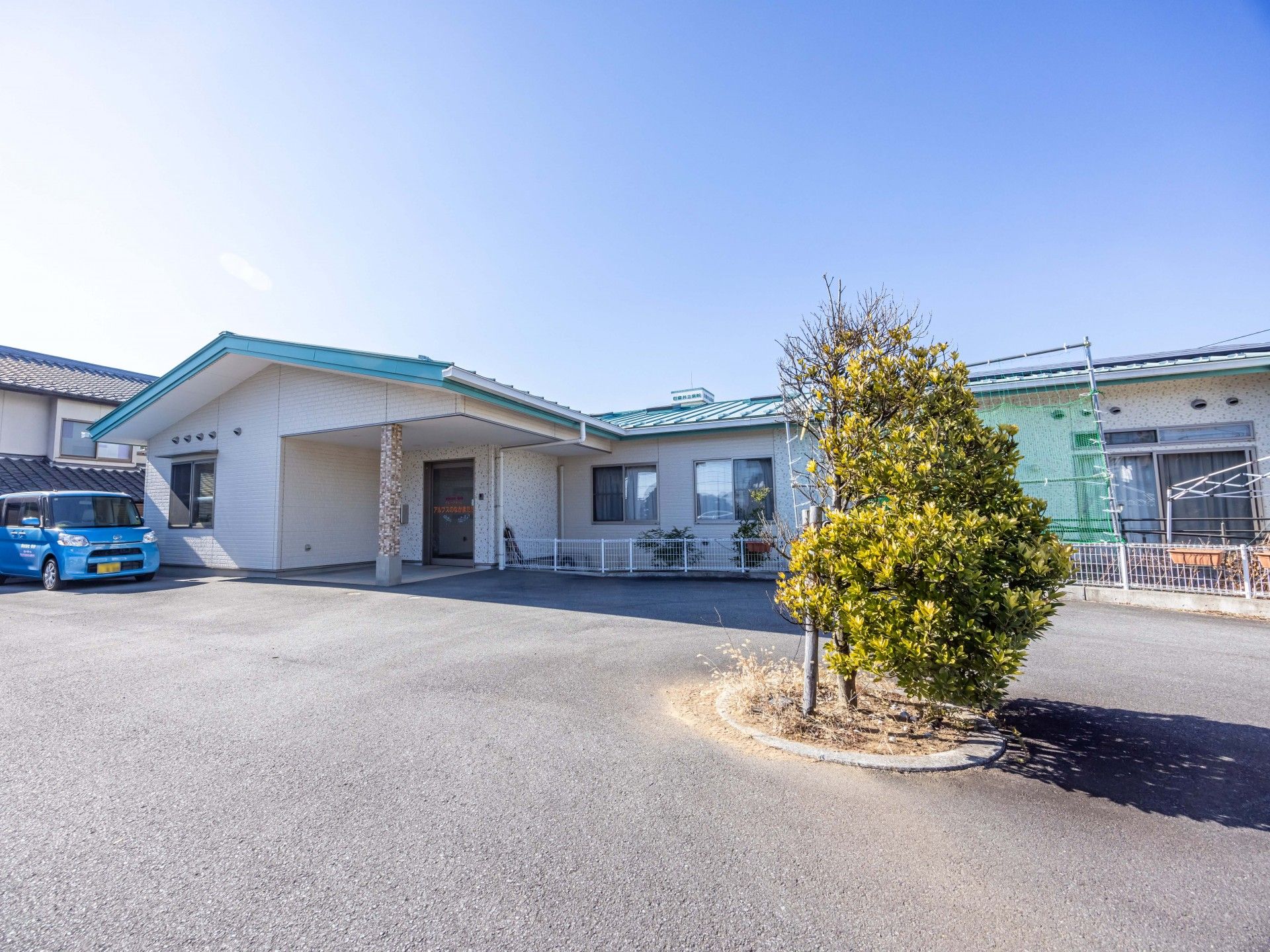 広い駐車場のある建物