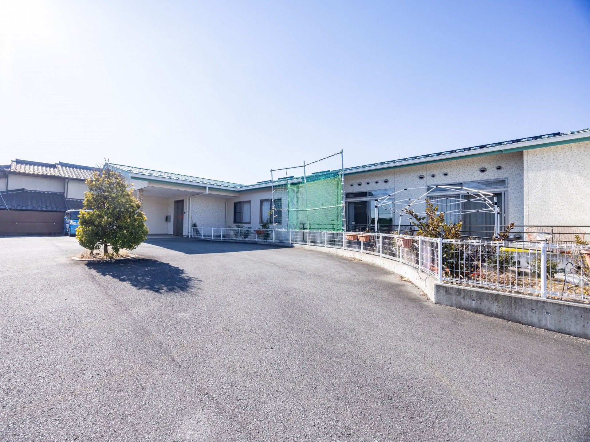 広い駐車場のある建物