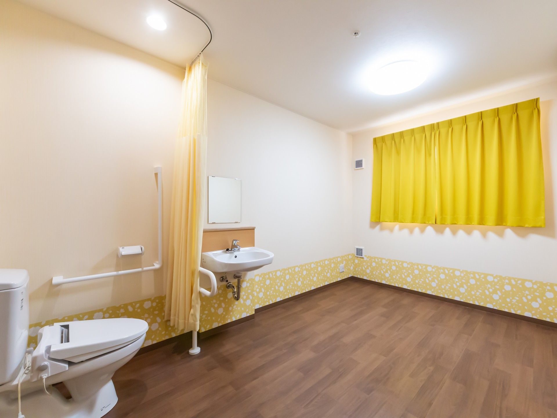 明るいトイレと洗面所