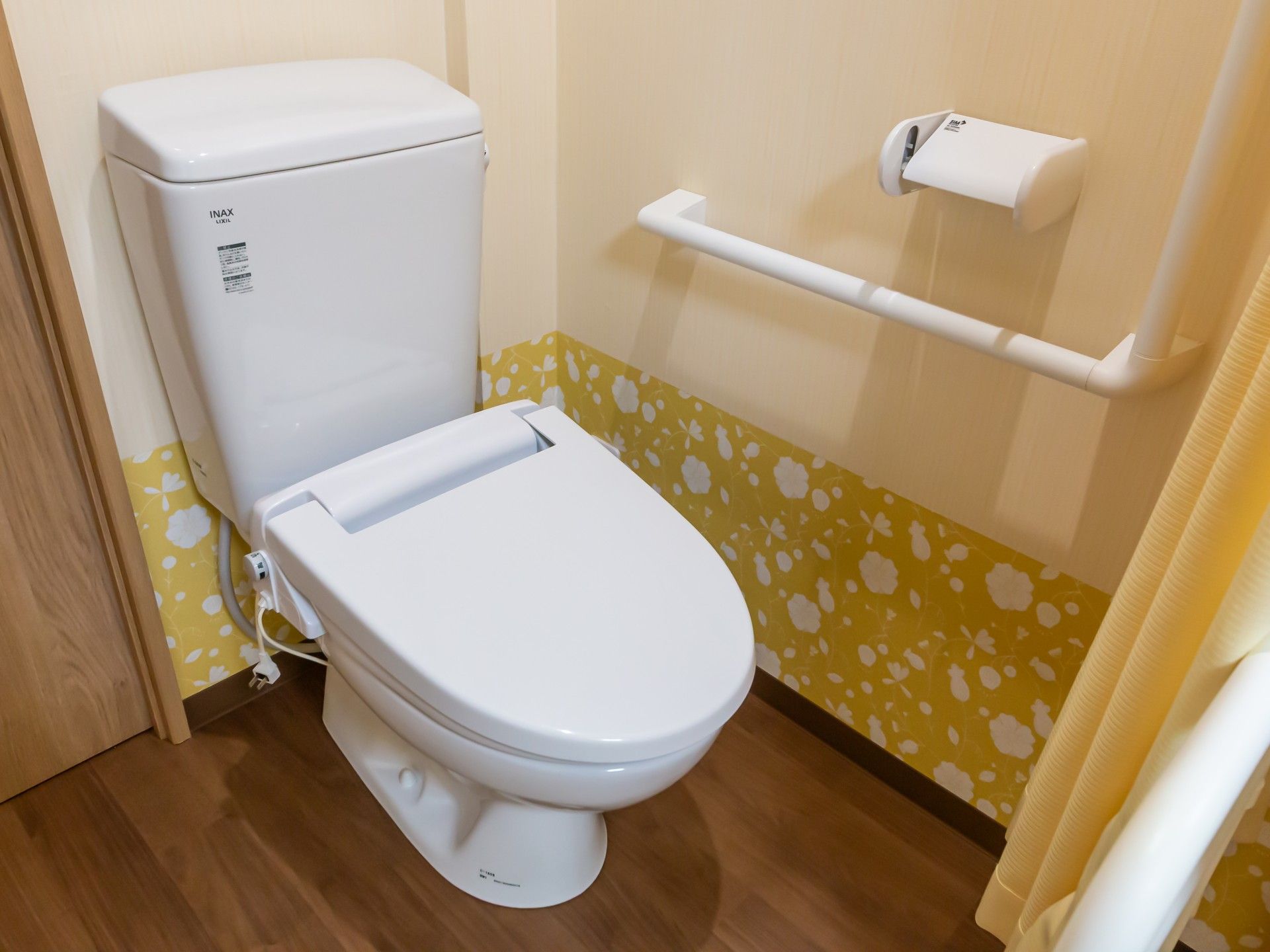 手すり付きのトイレ
