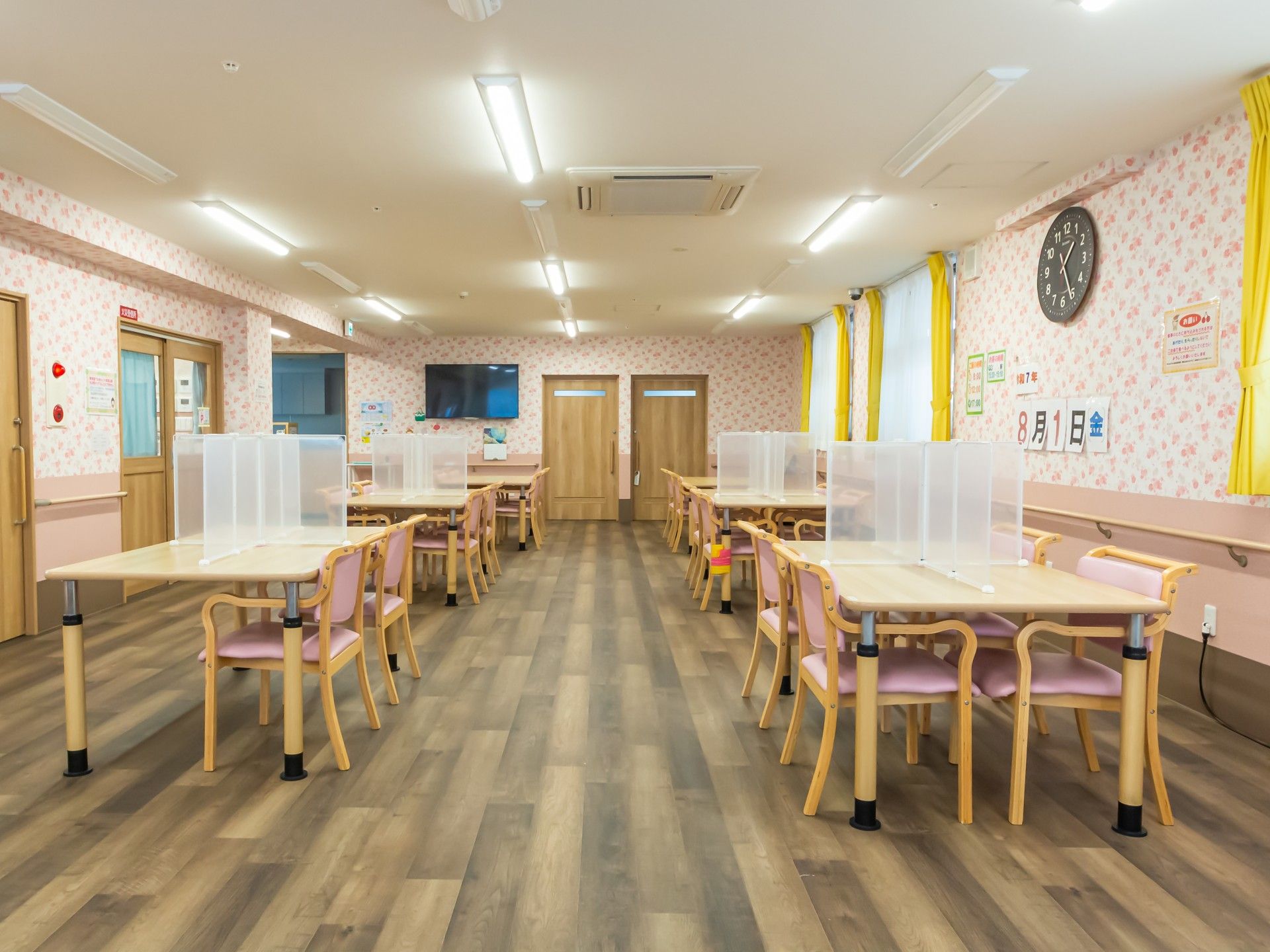 明るい食事スペース