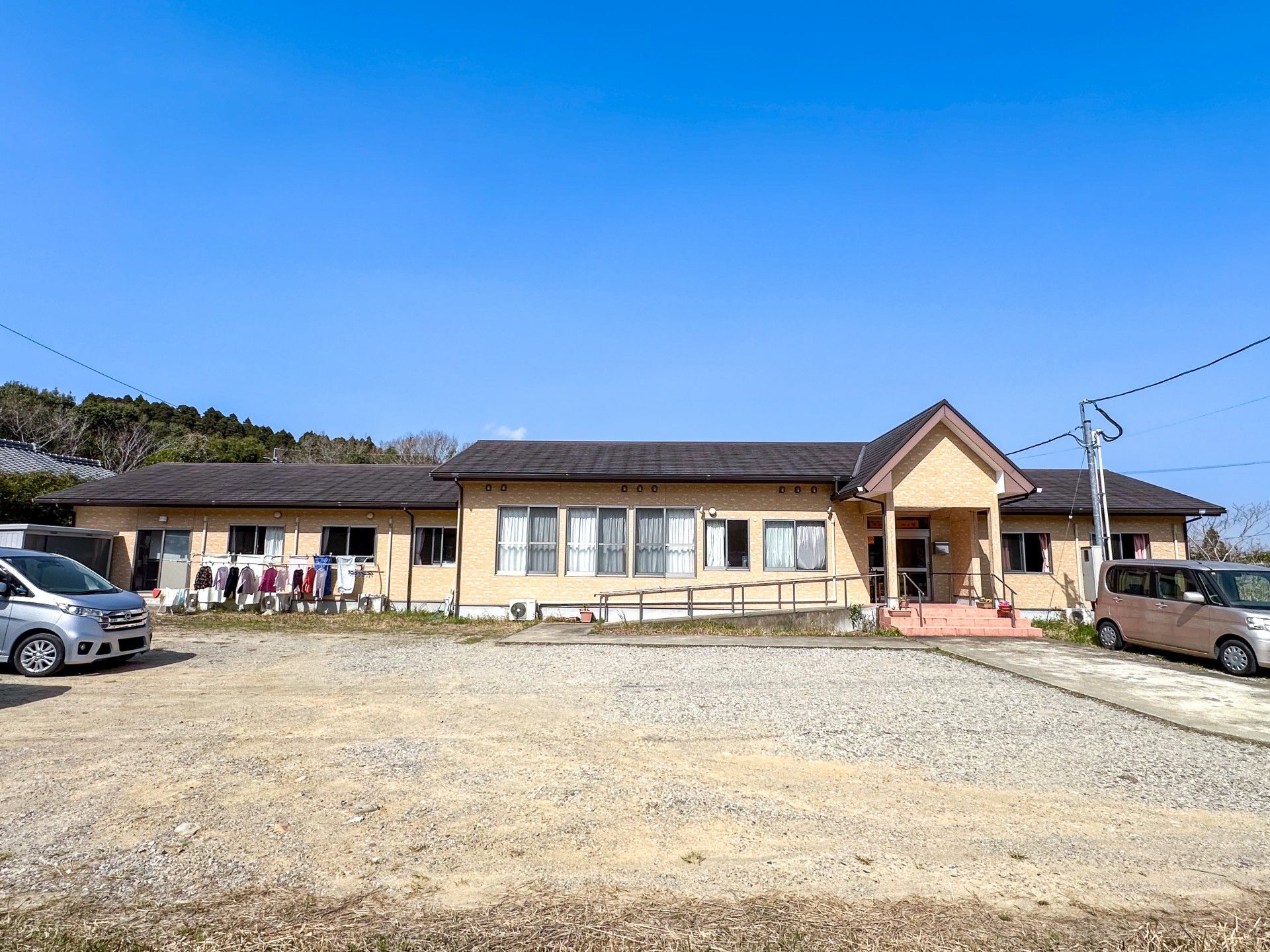 日差しが差し込む建物外観
