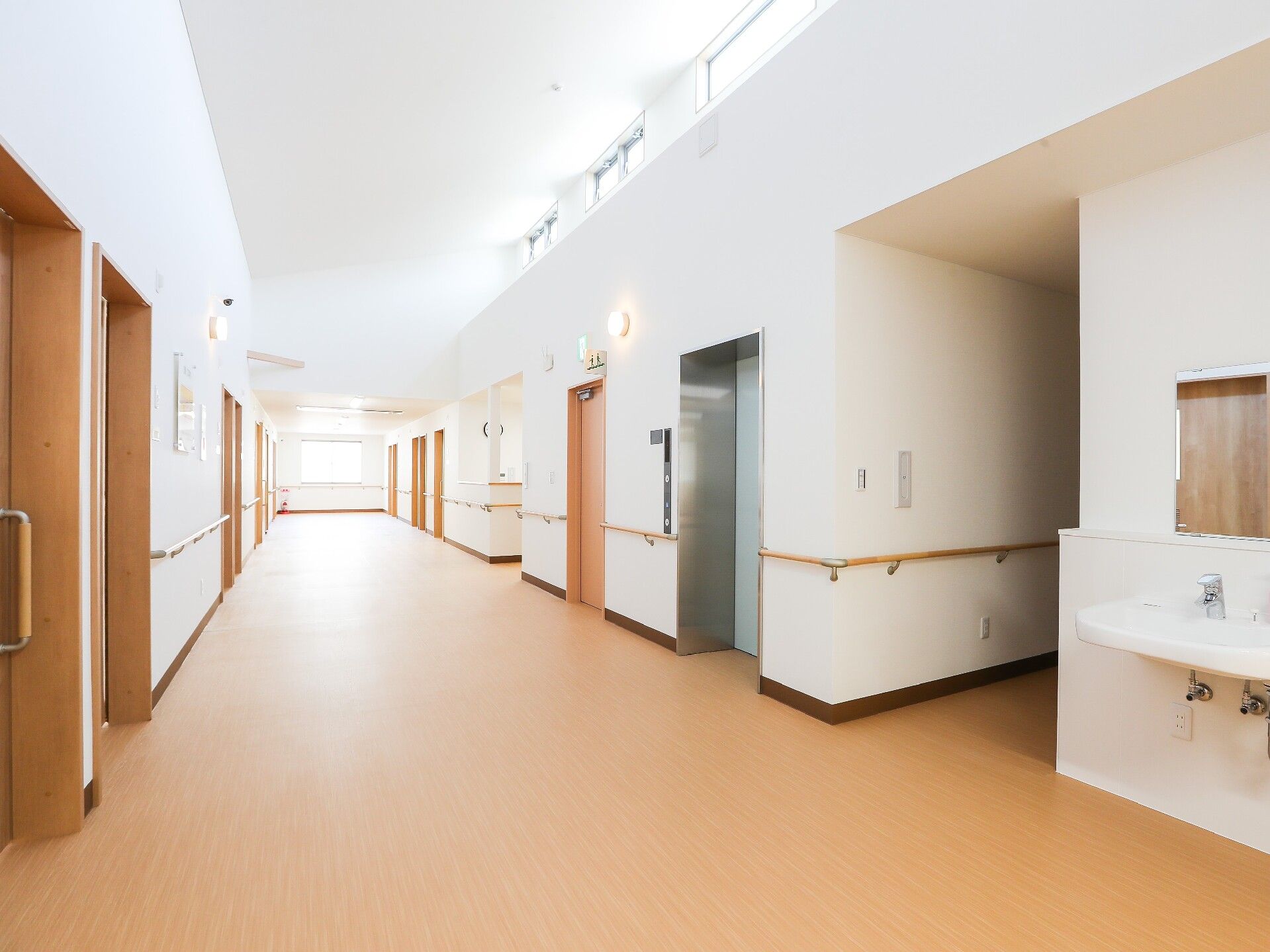 エレベーターを設置した館内。廊下の幅にはゆとりがあり、ドアはスライド式で、手洗い場も車いす対応のデザインとなっている。
